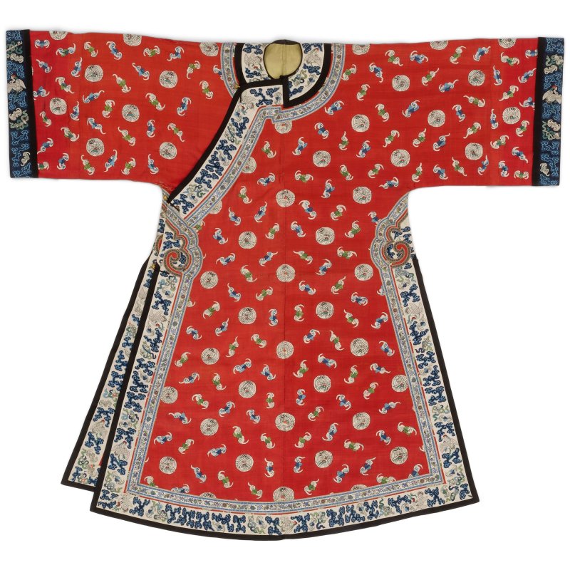 晚清 深藍絲錦地繡團花紋女袍 及 紅地緙絲福壽紋女袍 | TWO LADY'S SILK ROBES - 图5