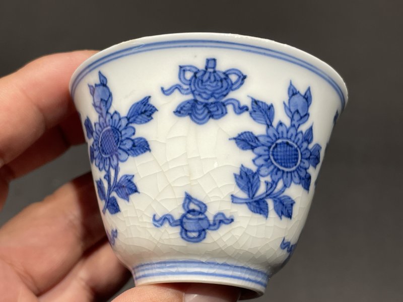 清康熙 浆胎青花菊托八宝纹杯一对 - 图12