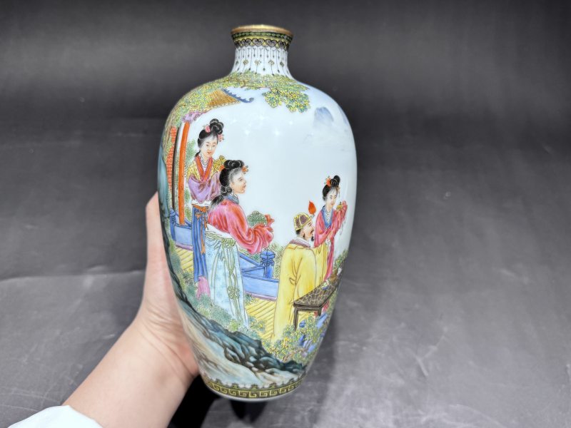 民国 珐琅彩唐玄宗长生殿对天盟誓图梅瓶（带座） - 图2