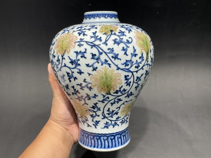 清乾隆 青花釉里红缠枝花卉纹梅瓶 - 图4