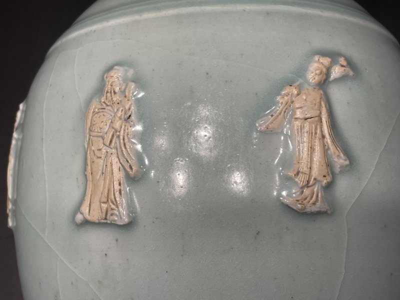 明 十五世纪仿龙泉窑贴塑八仙人物梅瓶 - 图9