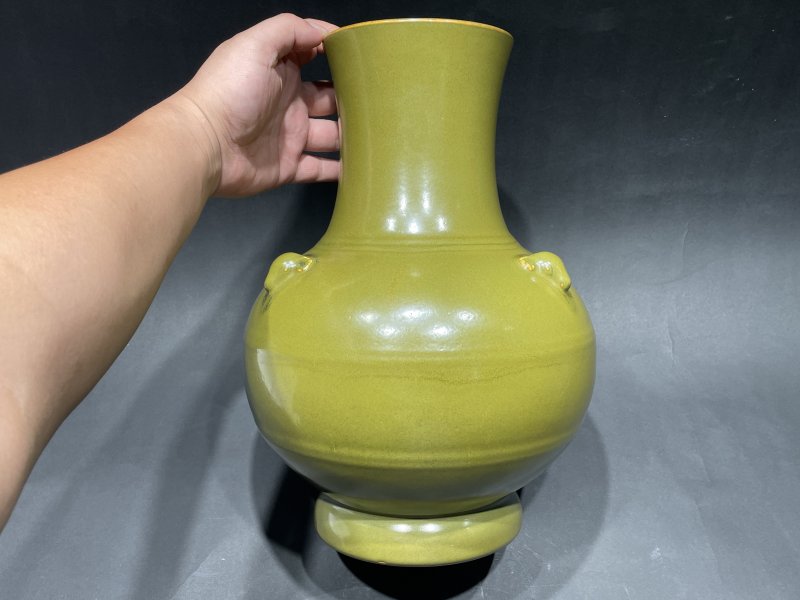 清乾隆 茶叶末釉贴塑三羊首弦纹尊 - 图2