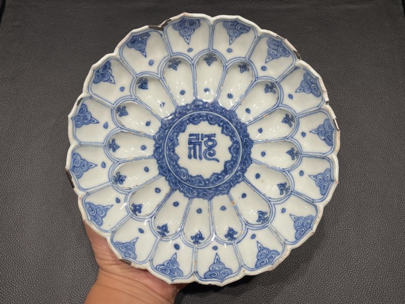 明万历 青花梵文莲瓣盘 - 图2