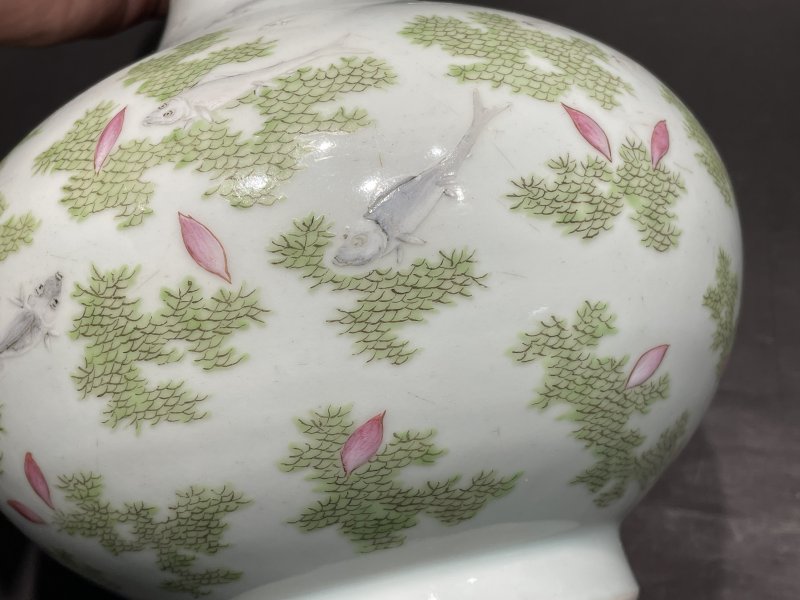 清道光 粉彩落花流水游鱼图瓶 - 图8
