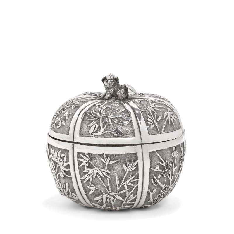 清 銀製竹菊梅小蓋盒 | A CHINESE EXPORT SILVER CIRCULAR BOX AND COVER