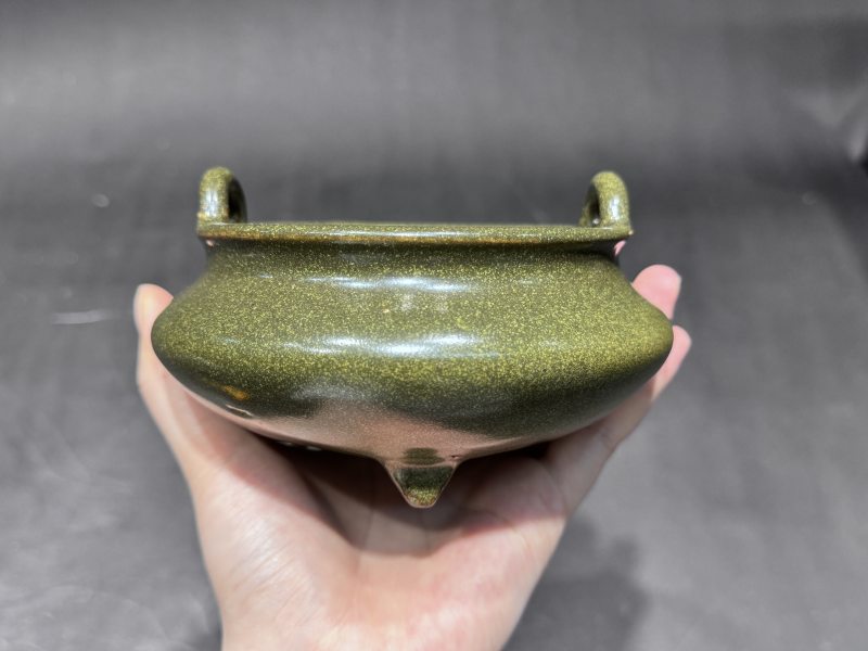 清乾隆 茶叶末釉双耳三足炉（带木座） - 图4