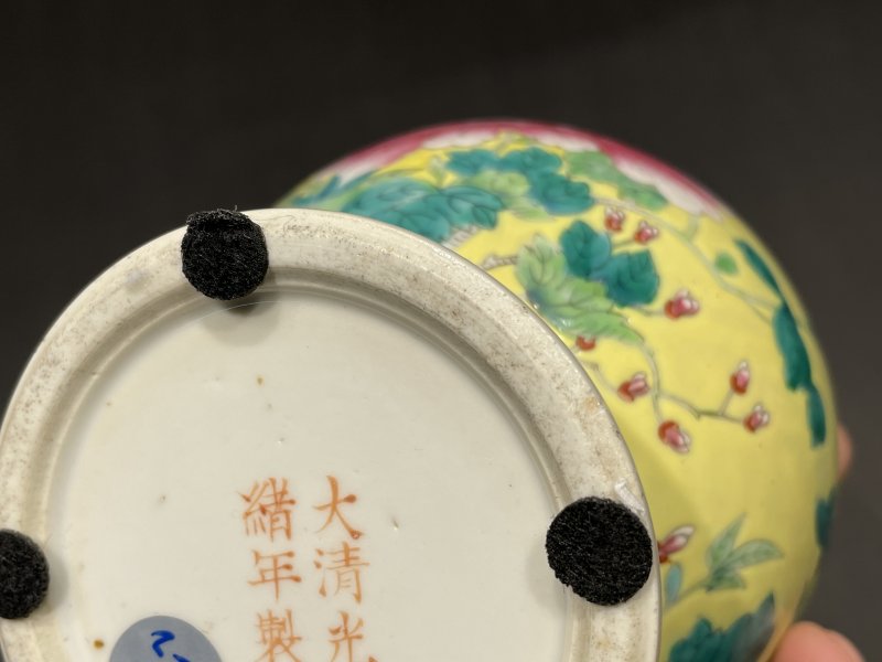 清光绪 黄地粉彩花卉象耳尊一对 - 图2