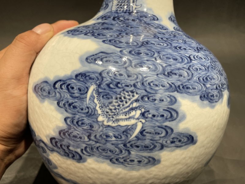 清乾隆 浆胎青花云龙七现天球瓶 - 图6