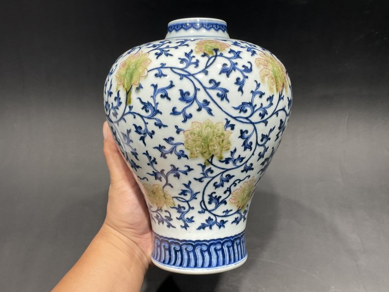 清乾隆 青花釉里红缠枝花卉纹梅瓶 - 图5