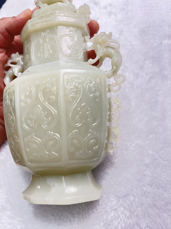 和田玉宝相花纹顾首龙耳兽顶盖瓶 - 图11