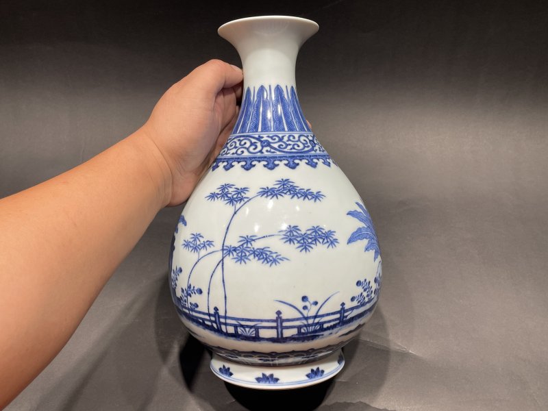 清乾隆 青花竹石芭蕉图玉壶春瓶 - 图5