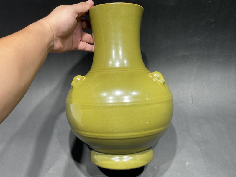 清乾隆 茶叶末釉贴塑三羊首弦纹尊 - 图3