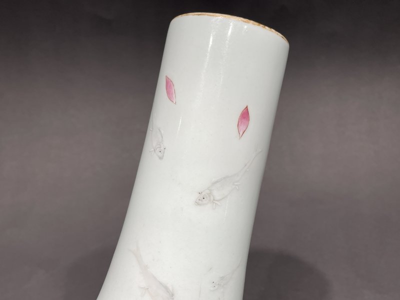 清道光 粉彩落花流水游鱼图瓶 - 图9