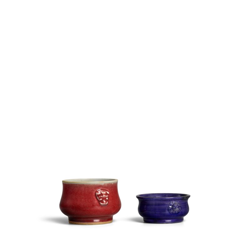 十八世紀 紅釉香爐及茄皮紫釉香爐一組兩件 | A COPPER-RED-GLAZED CENSER AND AN AUBERGINE-GLAZED CENSER - 图9