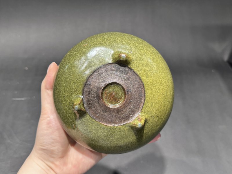 清乾隆 茶叶末釉双耳三足炉（带木座） - 图5