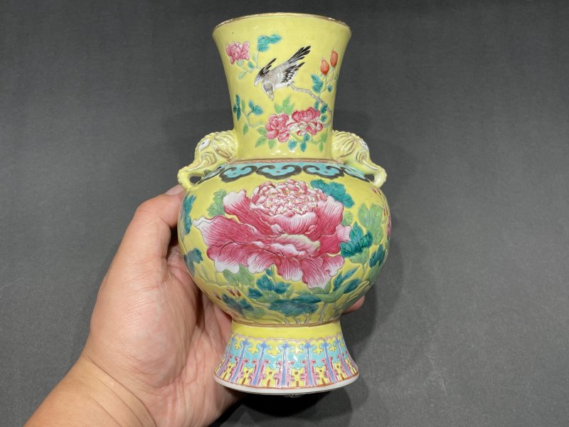 清光绪 黄地粉彩花卉象耳尊一对 - 图3