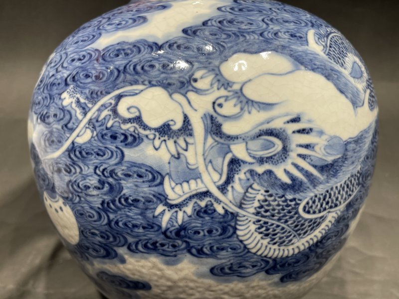 清乾隆 浆胎青花云龙七现天球瓶 - 图7