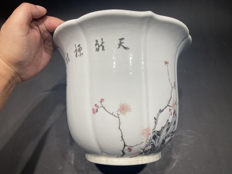 民国 粉彩折枝梅花花口花盆一对 - 图12