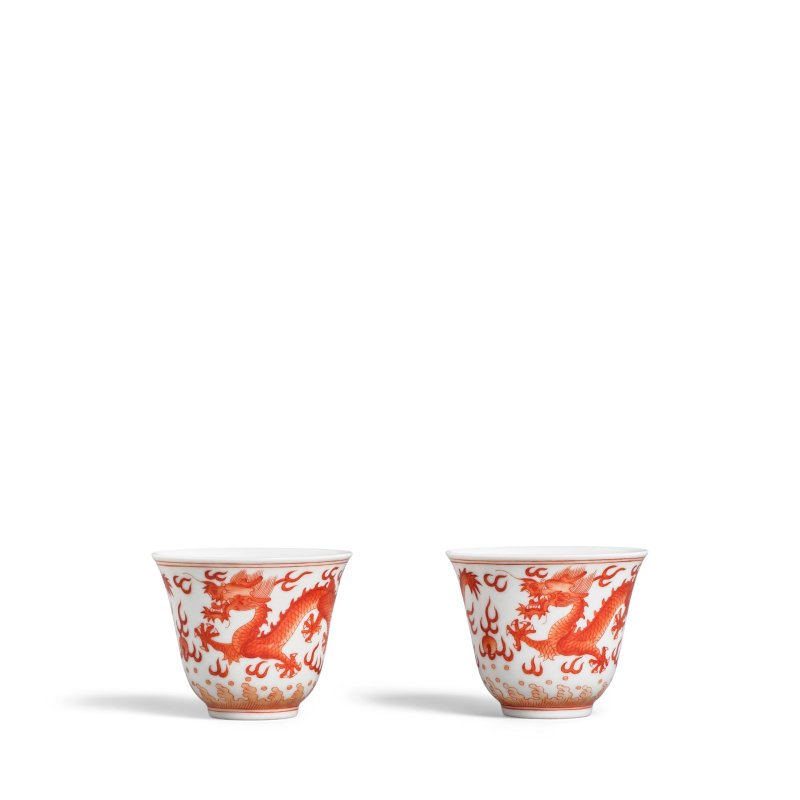 清同治 礬紅雙龍趕珠小杯兩隻 | TWO IRON-RED-DECORATED 'DRAGON' CUPS