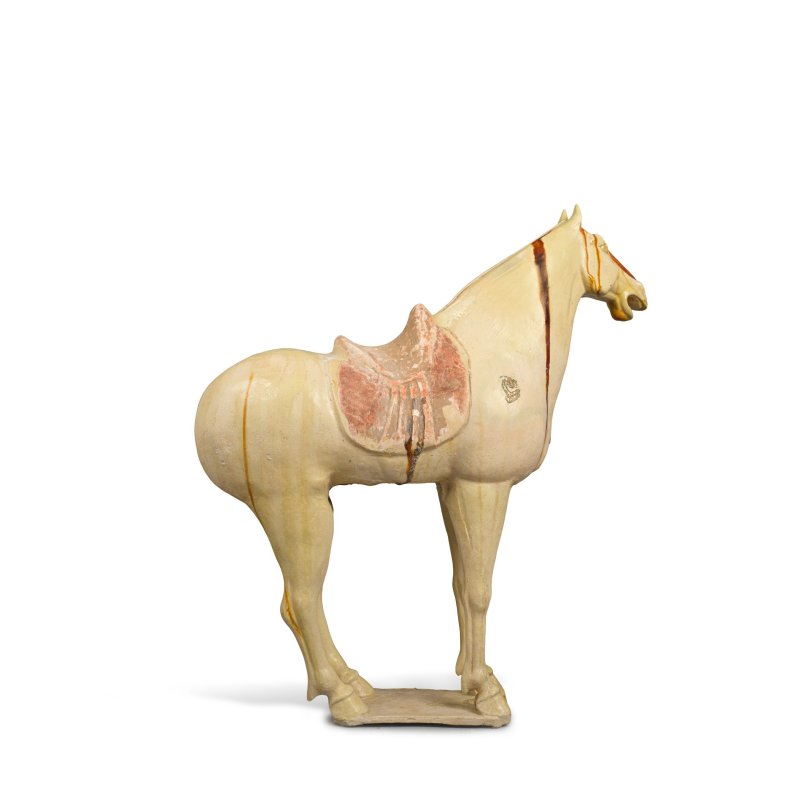 唐 三彩馬 | A STRAW AND CHESTNUT-GLAZED POTTERY HORSE - 图2
