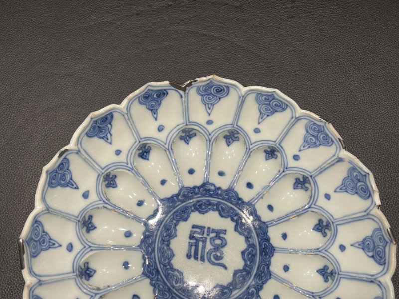 明万历 青花梵文莲瓣盘 - 图4