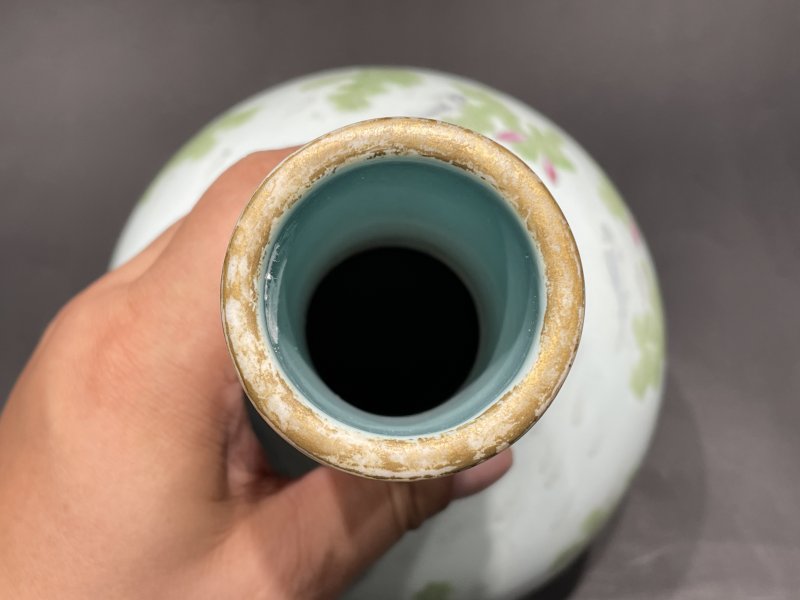 清道光 粉彩落花流水游鱼图瓶 - 图10