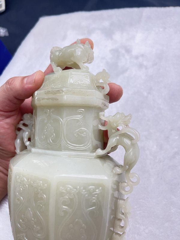 和田玉宝相花纹顾首龙耳兽顶盖瓶 - 图12