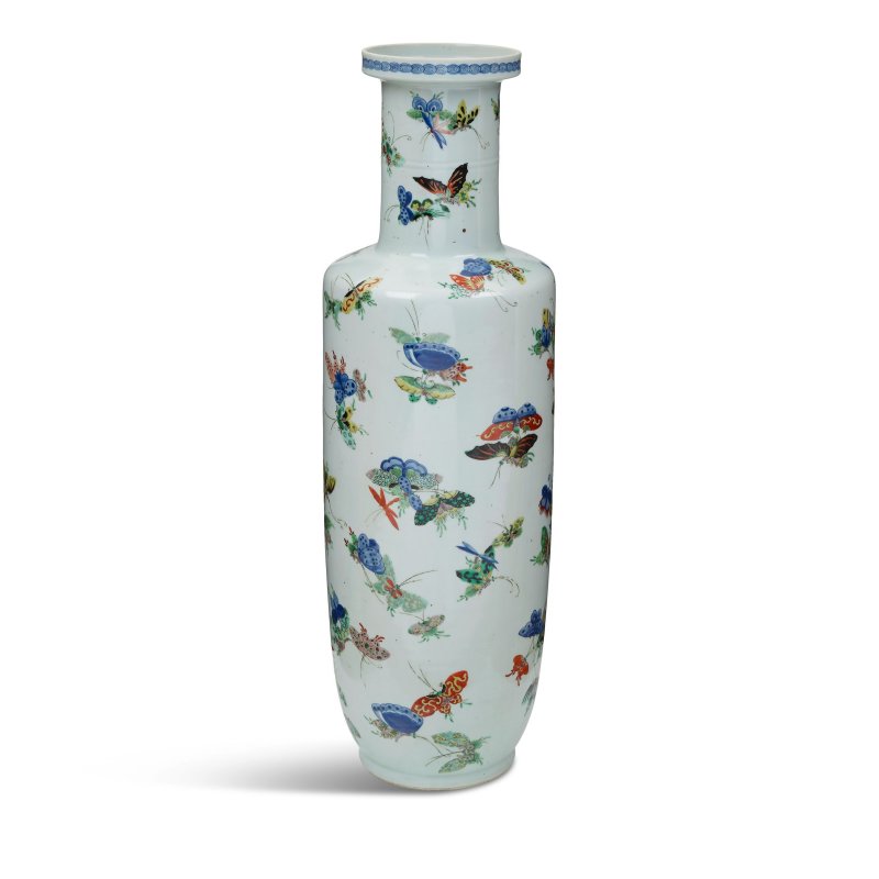 十九世紀 五彩蝴蝶紋大棒槌瓶 | A MASSIVE WUCAI 'BUTTERFLY' ROULEAU VASE