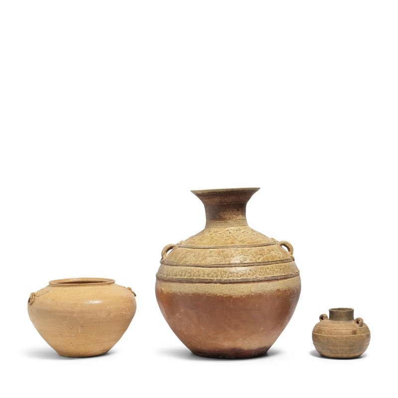 漢 越窰青釉大罐 | THREE EARLY STONEWARE AND POTTERY STORAGE JARS
