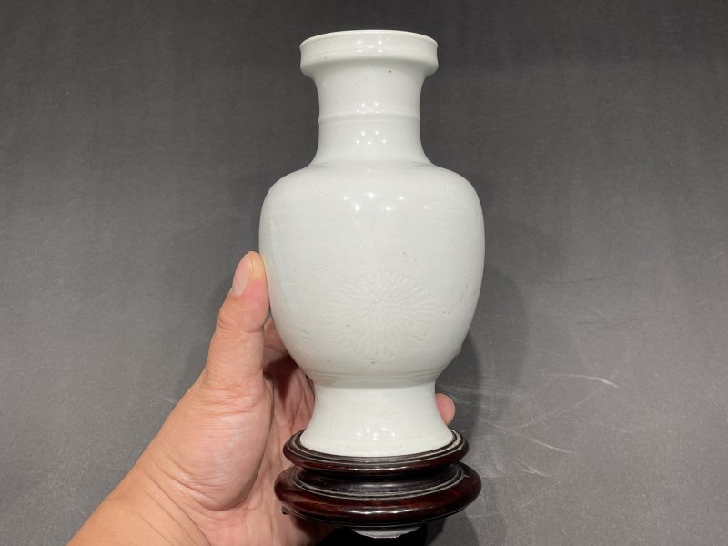 清康熙 白釉暗刻花卉纹盘口瓶 - 图2