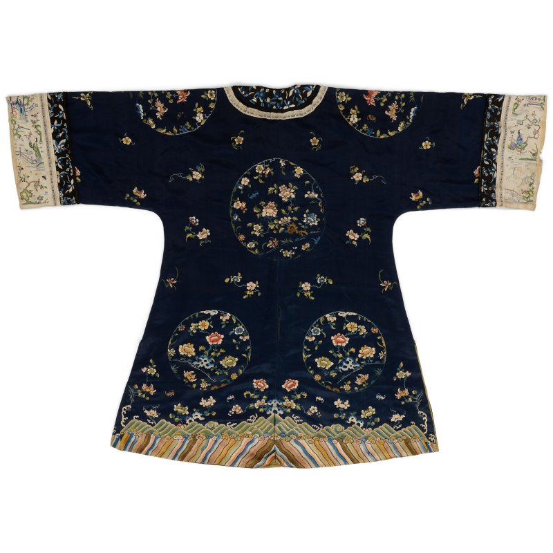 晚清 深藍絲錦地繡團花紋女袍 及 紅地緙絲福壽紋女袍 | TWO LADY'S SILK ROBES - 图7