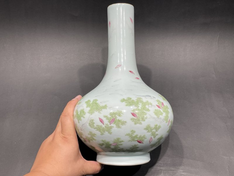 清道光 粉彩落花流水游鱼图瓶 - 图5