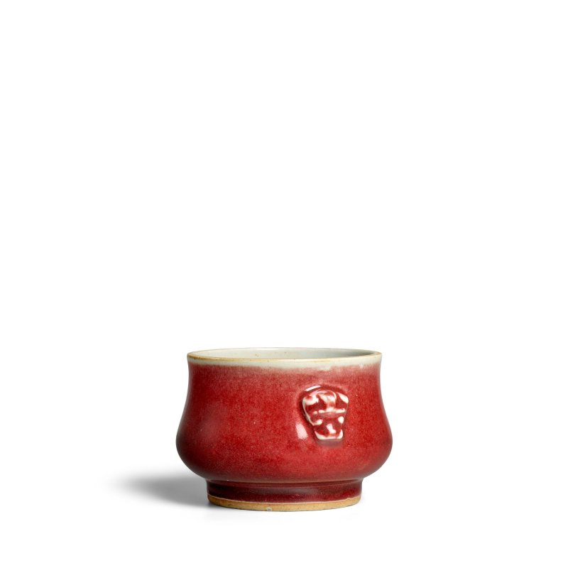 十八世紀 紅釉香爐及茄皮紫釉香爐一組兩件 | A COPPER-RED-GLAZED CENSER AND AN AUBERGINE-GLAZED CENSER - 图5