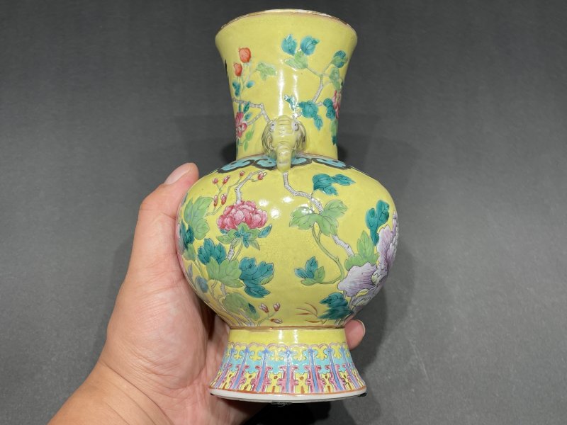 清光绪 黄地粉彩花卉象耳尊一对 - 图4