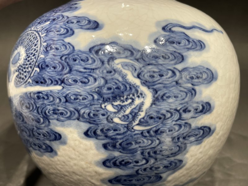 清乾隆 浆胎青花云龙七现天球瓶 - 图8