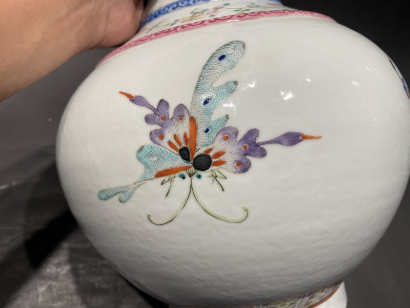 清光绪 粉彩花蝶纹赏瓶 - 图7