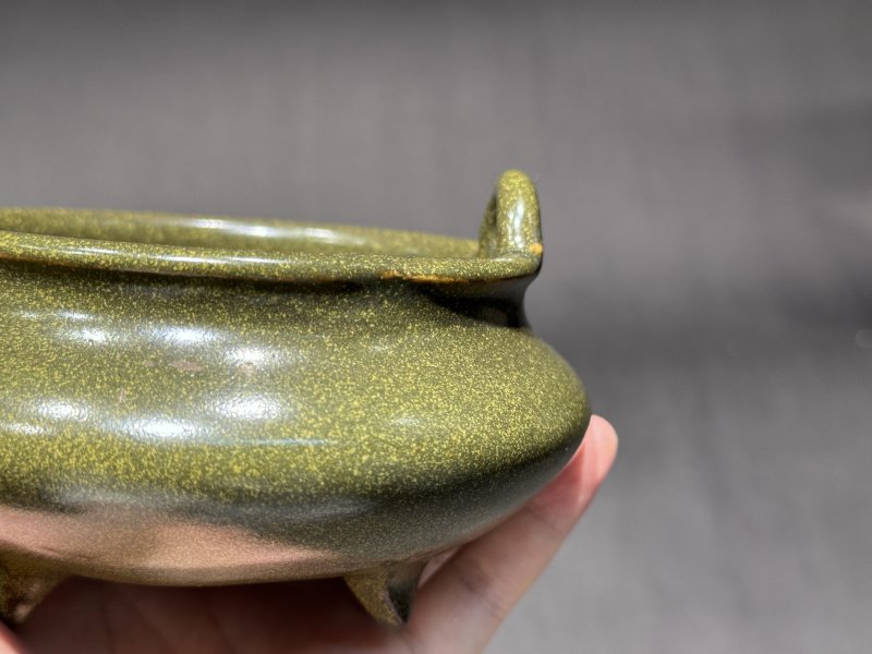 清乾隆 茶叶末釉双耳三足炉（带木座） - 图6
