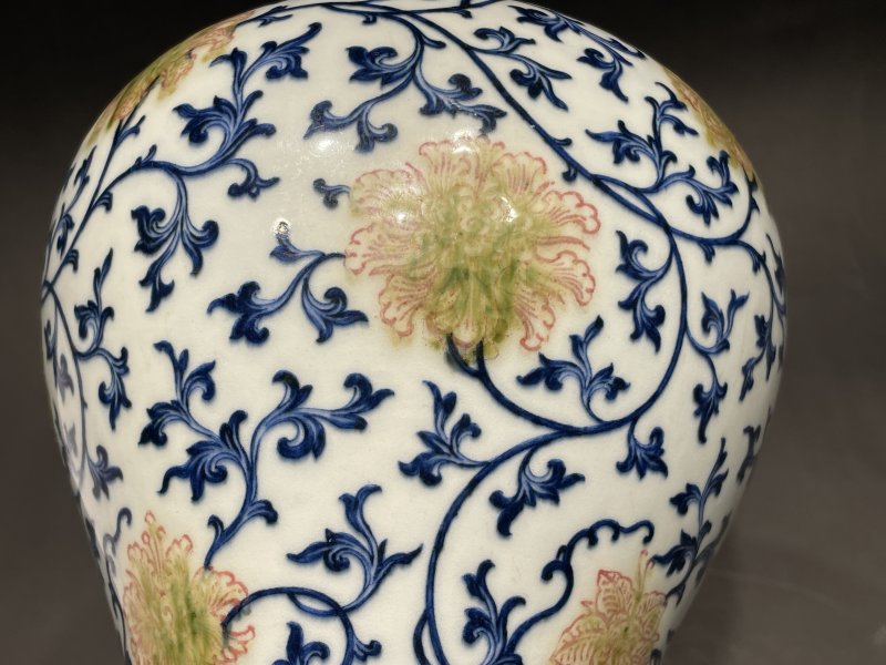 清乾隆 青花釉里红缠枝花卉纹梅瓶 - 图7