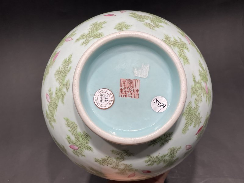 清道光 粉彩落花流水游鱼图瓶 - 图11