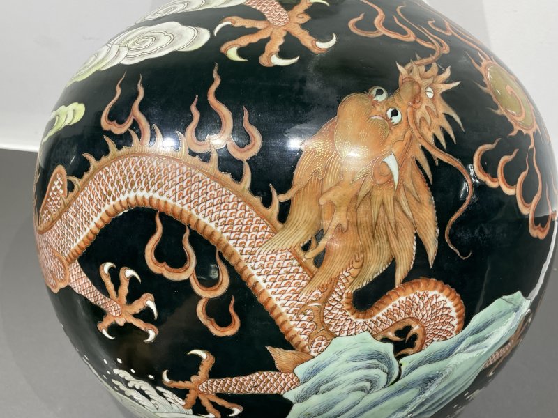 清宣统 江西瓷业公司款墨地粉彩云龙纹大天球瓶 - 图6