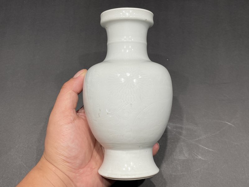 清康熙 白釉暗刻花卉纹盘口瓶 - 图3