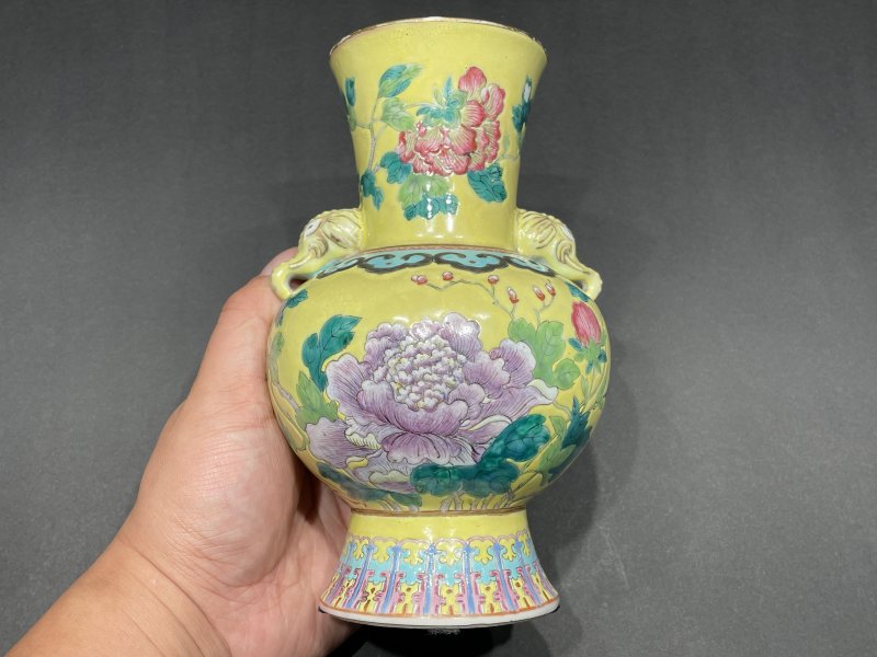 清光绪 黄地粉彩花卉象耳尊一对 - 图5
