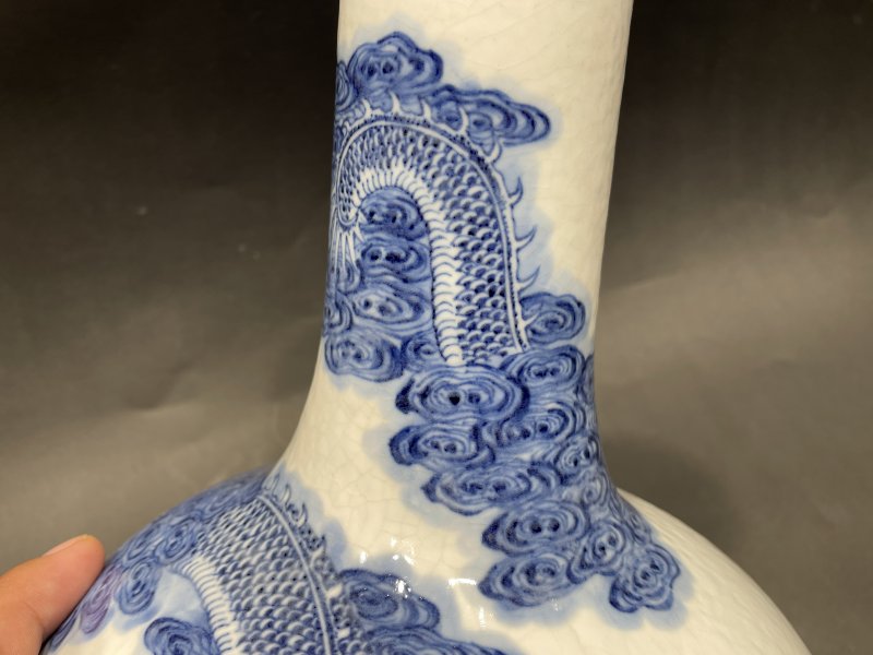 清乾隆 浆胎青花云龙七现天球瓶 - 图9