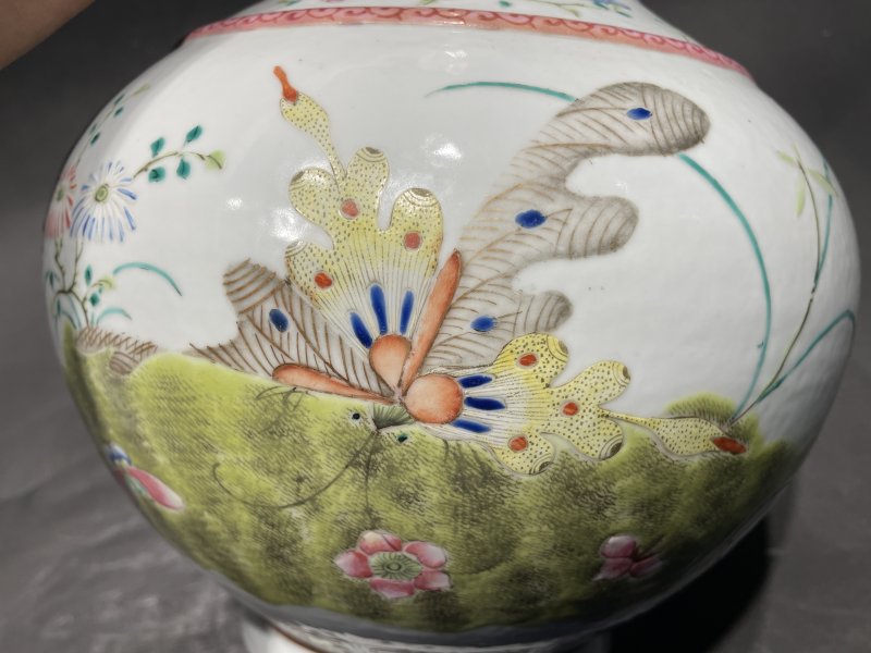 清光绪 粉彩花蝶纹赏瓶 - 图8