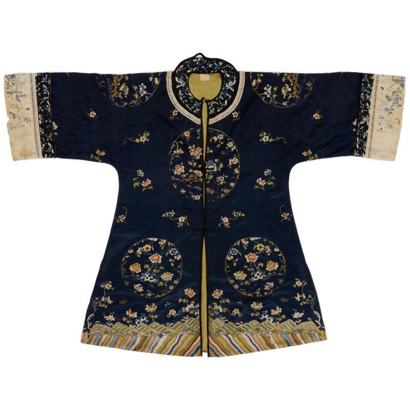 晚清 深藍絲錦地繡團花紋女袍 及 紅地緙絲福壽紋女袍 | TWO LADY'S SILK ROBES - 图8