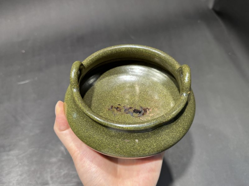 清乾隆 茶叶末釉双耳三足炉（带木座） - 图7