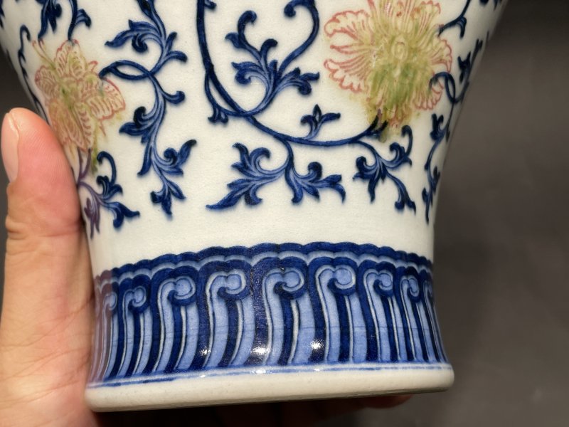 清乾隆 青花釉里红缠枝花卉纹梅瓶 - 图8