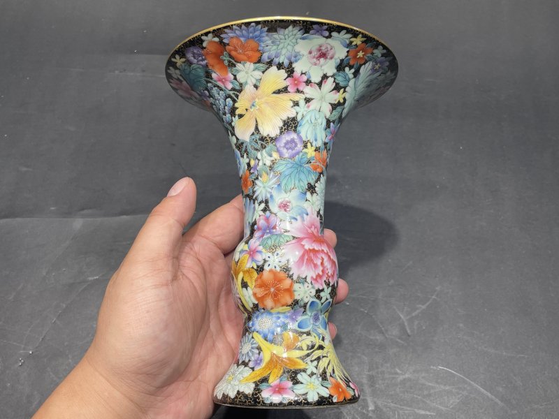 民国 墨地珐琅彩百花花觚一对 - 图3