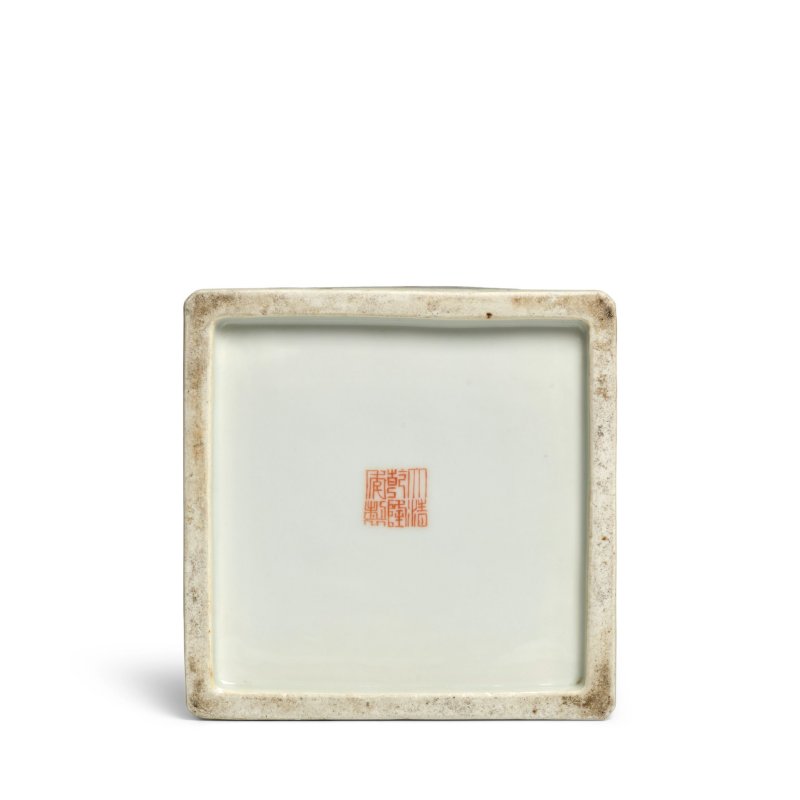 二十世紀 粉彩松鹿紋四方筆筒 | A FAMILLE-ROSE 'PINE AND DEER' SQUARE BRUSHPOT - 图2