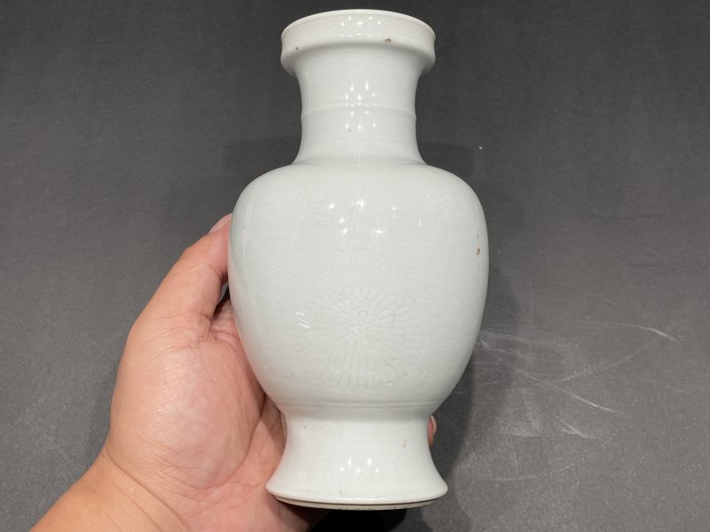 清康熙 白釉暗刻花卉纹盘口瓶 - 图4